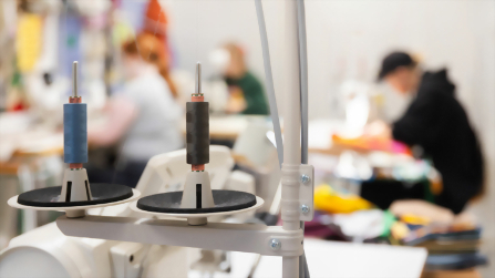 Auszubildende arbeiten konzentriert an Nähmaschinen in der Näherei des Berufsbildungswerks Hettstedt und fertigen textile Produkte unter praxisnahen Ausbildungsbedingungen.