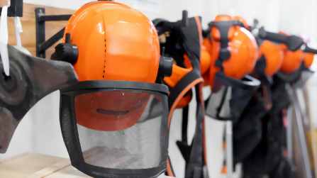 Hängende Schutzhelme und Sicherheitsausrüstung im handwerklich-technischen Ausbildungsbereich