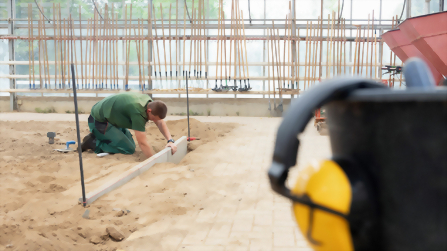 Auszubildender arbeitet im Gewächshaus im Bereich Garten- und Landschaftsbau des Berufsbildungswerks Hettstedt.