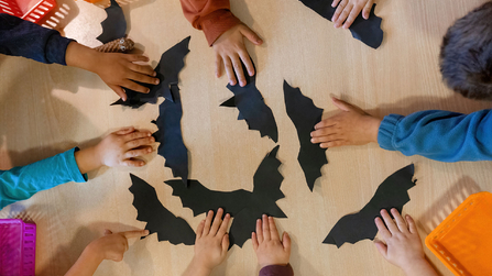Kindergartenkinder präsentieren selbstgebastelte Flügel 