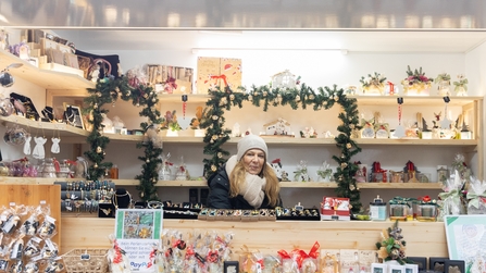 Ausstellerin Christina Gürgens von Perlenzauber beim Adventsmarkt 2025