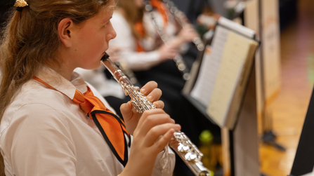 nahaufnahme einer Querflötenspielerin des Kolping Orchesters