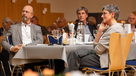 Geschäftsführerin und Prokurist des KBBW sitzen am Tisch 