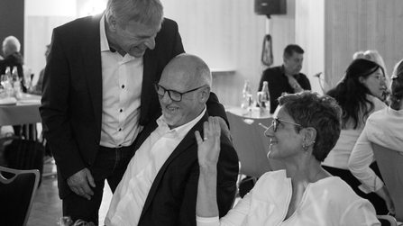 Fröhlicher Schulleiter und Geschäftsführerin