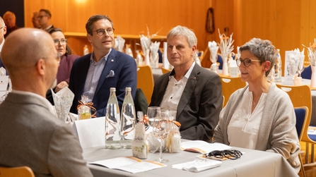 Leitungsteam und Bürgermeister von Halle Alexander Vogt sitzend am Tisch