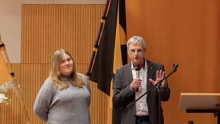 Schulleiter der Berufsschule der KBBW und Schülerin auf der Bühne