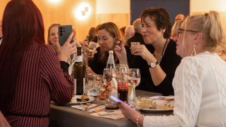 Fröhliche Mitarbeitende am Tisch
