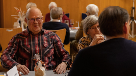 Lächelnder Gast schaut in die Kamera