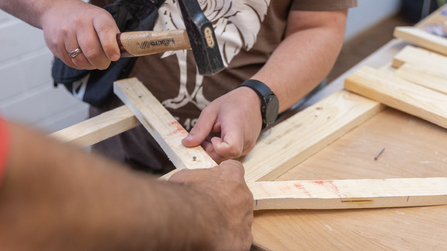 Einzelteile eines Werkstückes werden zusammengebaut