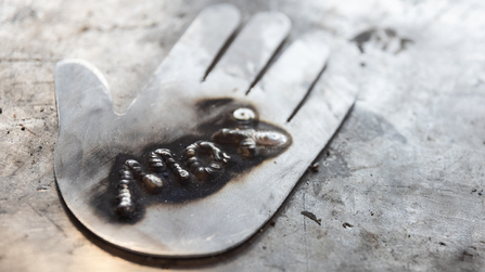 Metallhand mit eingefrästem Namen