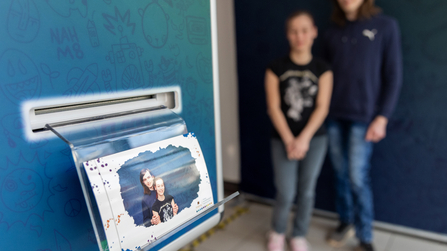 junges Pärchen steht vor einer Fotobox