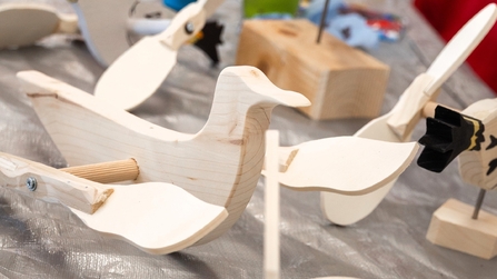 Windrad-Vögel aus Holz in der Inklusionswerkstatt